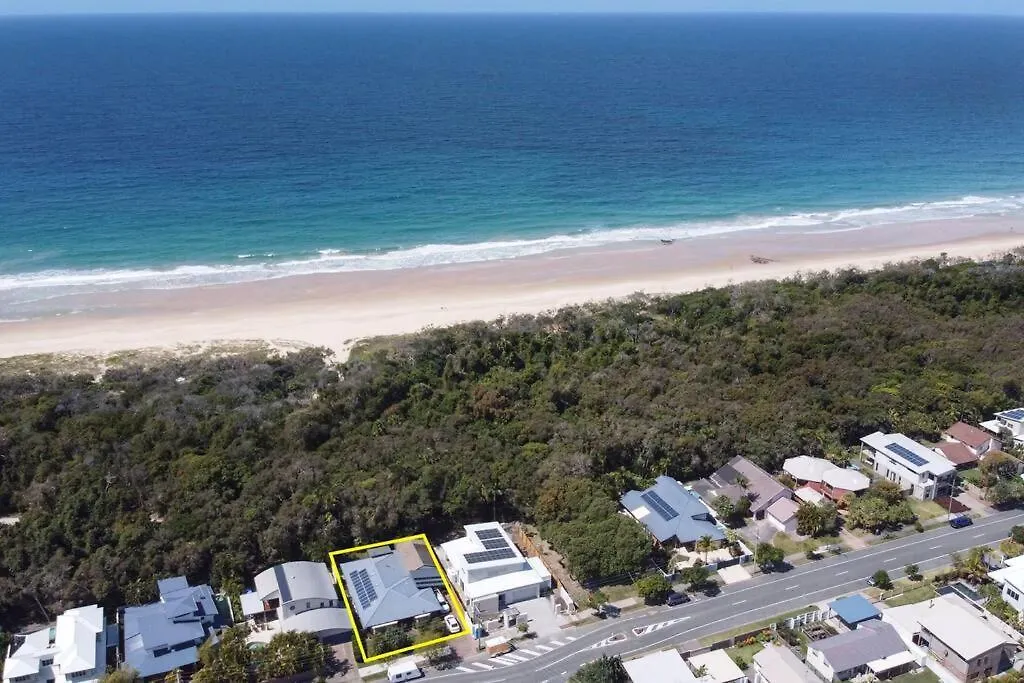 Absolute Beach Front Home -Dogs, Surf, Relax, Bush Kawana Waters 0*,  Australia