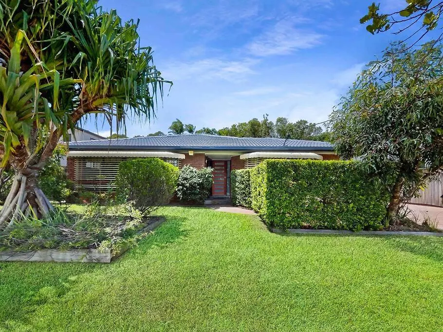 Absolute Beach Front Home -Dogs, Surf, Relax, Bush Kawana Waters Holiday home
