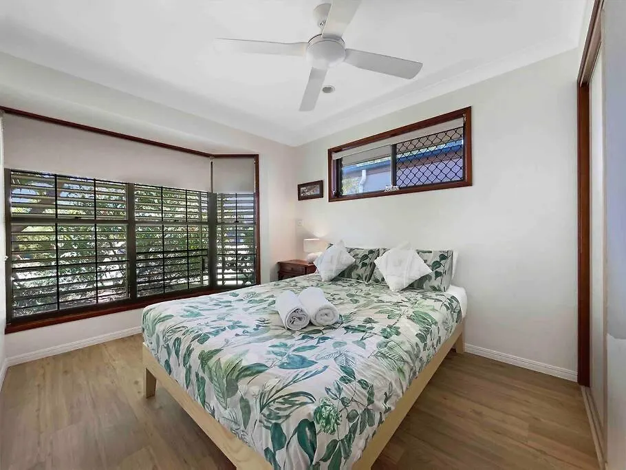 Absolute Beach Front Home -Dogs, Surf, Relax, Bush Kawana Waters